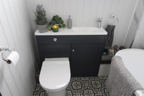 BATHROOM/WC