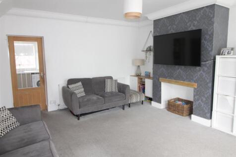 SPACIOUS LIVINGROOM