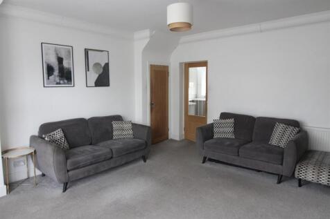 SPACIOUS LIVINGROOM
