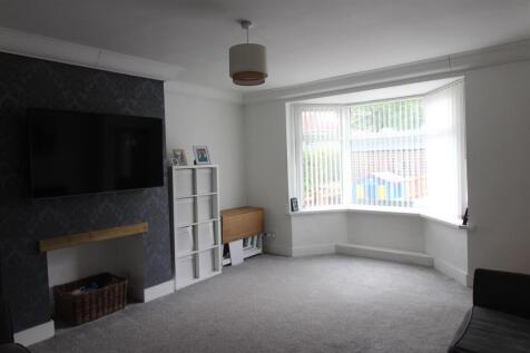 SPACIOUS LIVINGROOM