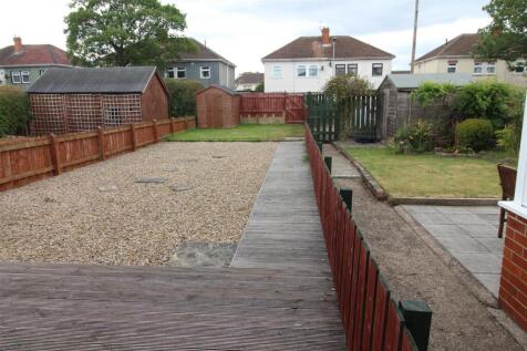 GOOD SIZED LAWNED GARDEN TO FRONT