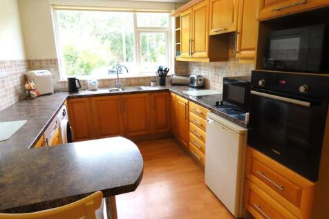 BREAKFASTING KITCHEN