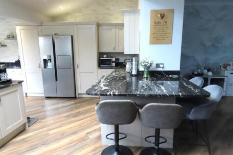 BREAKFASTING KITCHEN