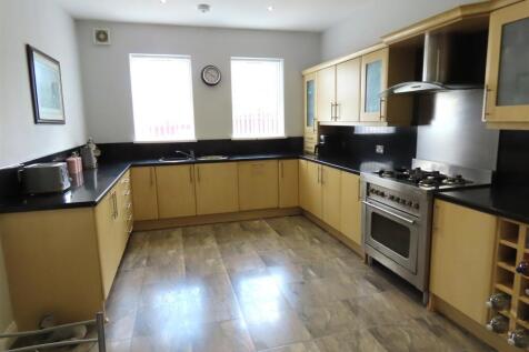SPACIOUS BREAKFASTING KITCHEN