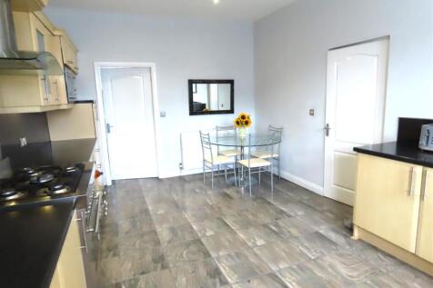 SPACIOUS BREAKFASTING KITCHEN