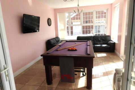 SUN-LOUNGE / GAMES-ROOM TO REAR