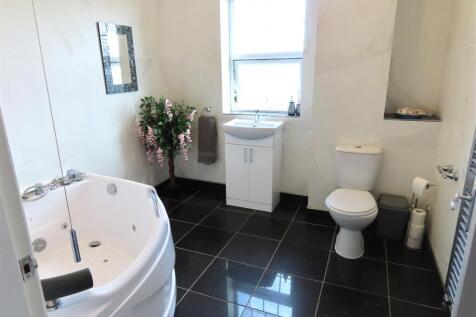 SPACIOUS FAMILY BATHROOM