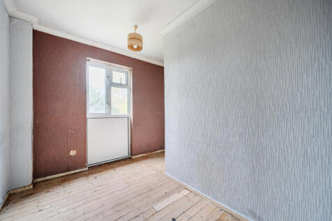 1370940-9-6904c04...