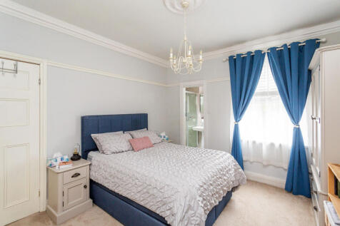 bedroom 1b