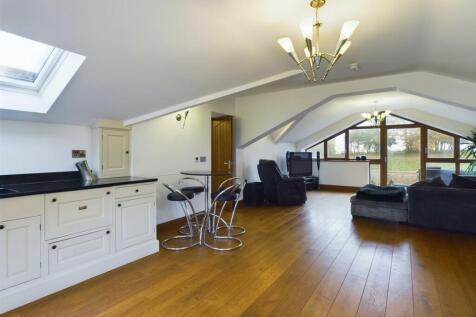 LOFT STYLE RECEPTION ROOM/BEDROOM 4