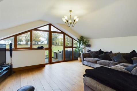 LOFT STYLE RECEPTION ROOM/BEDROOM 4