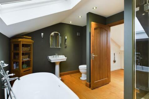 ENSUITE BATHROOM