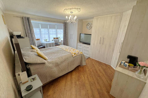 Front Lounge/Bedroom Five