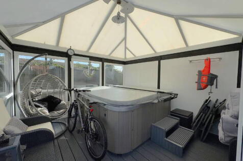 Garden Room (Hot Tub Included)