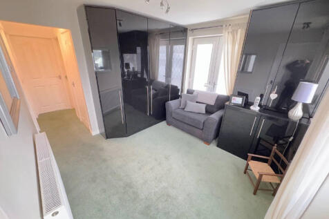 Entrance Hallway/Snug