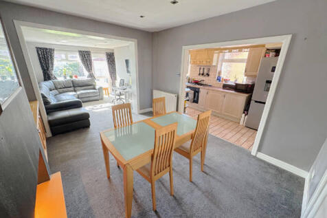 Dining Room &amp; Family Lounge