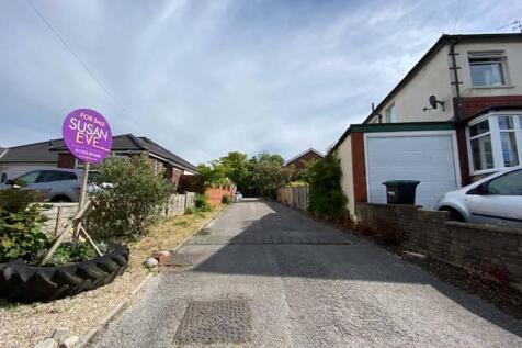 Entrance to Farm Close