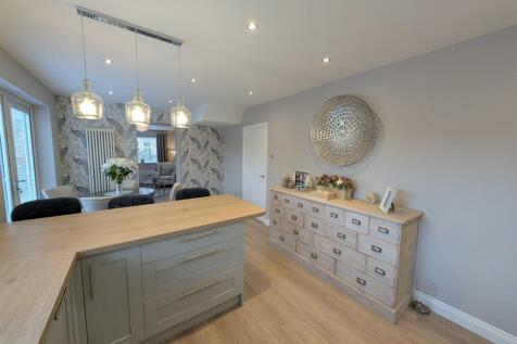 KITCHEN/DINING ROOM