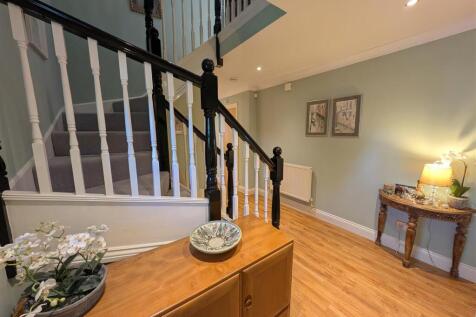 FIRST FLOOR LANDING