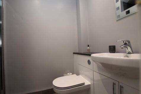 bathrroom2.JPG