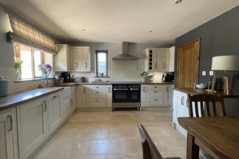 Kitchen 2.jpg