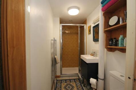 67 Newnham street bathroom 1.JPG