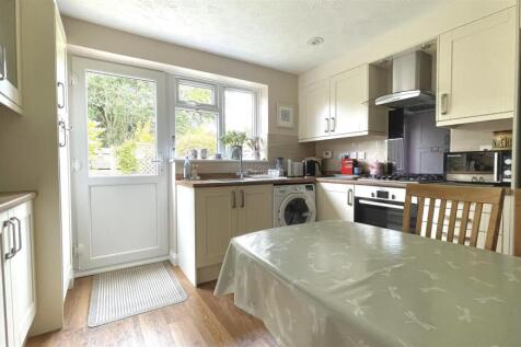Kitchen 2.jpg