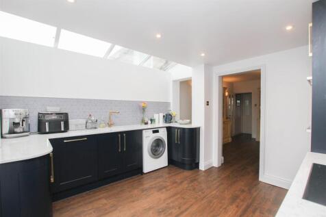 Kitchen3.JPG