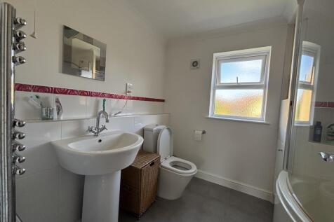 16 - Bathroom.jpg