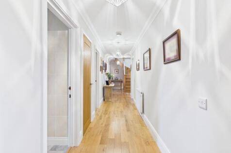 CAM04201G0-PR0116-STILL007