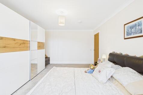 CAM04201G0-PR0116-STILL021