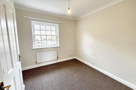 Double bedroom to the fron