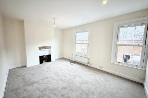 Large double bedroom to front