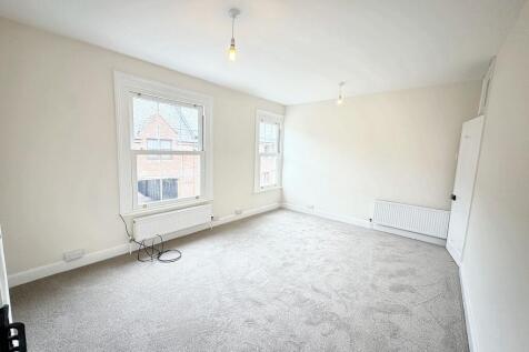 Large double bedroom to front