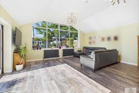 Lounge/family room