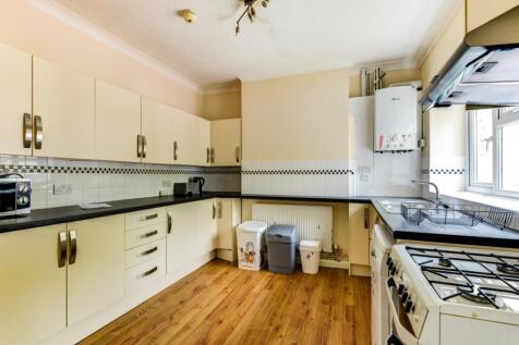 16 UHR Kitchen (2)
