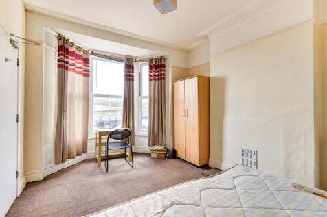 16UHR Bedroom 1