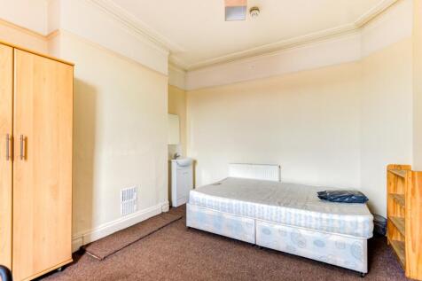 16 UHR Bedroom 1 (2)