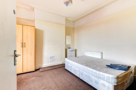 16 UHR Bedroom 1