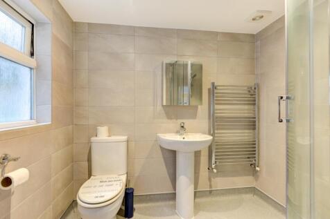 28 Caledonian Road Bathroom 1 (2)