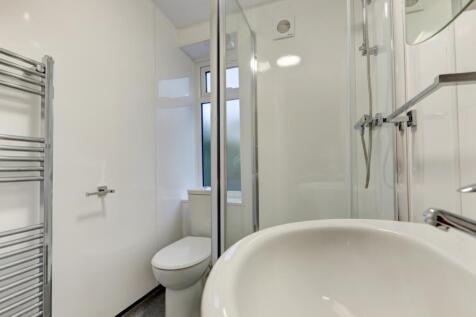 16 Beaconsfield Road Bathroom 1 (2)