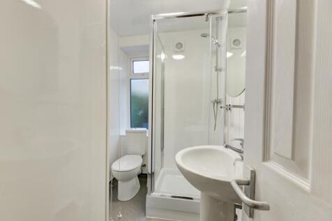 16 Beaconsfield Road Bathroom 1