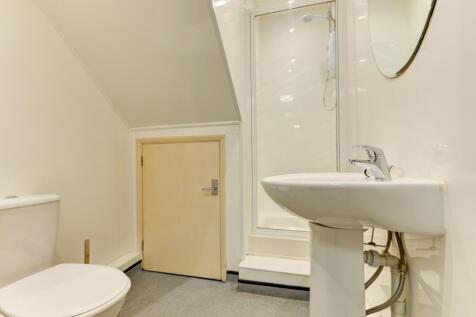 16 Beaconsfield Road Bathroom 2