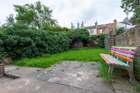 16 Beaconsfield Road Outside Area (2)