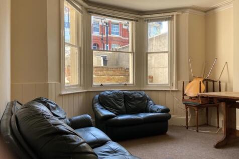 27 De Montford Road Lounge