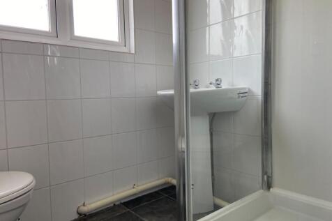 27 De Montford Road Bathroom (2)