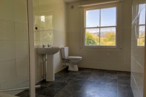 27 De Montford Road Bathroom