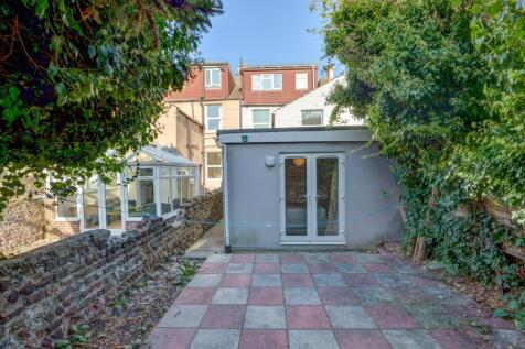 43 Beaconsfield Road Outside Area (2)