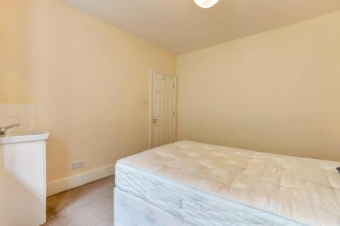 17 Shanklin Road Bedroom 1 (2)