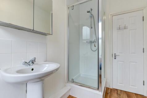 17 Shanklin Road Bathroom 2